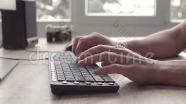 在键盘上打字。 人在电脑键盘上打字.. 使用电脑键盘和鼠标打字